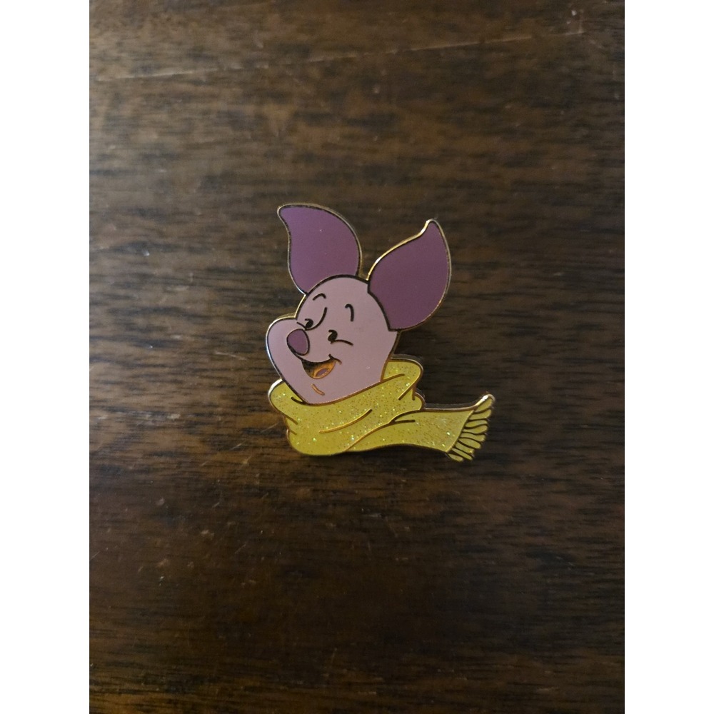 Disney Store Pooh and Friends Winter Piglet Wearing Scarf‎ Pin 2007